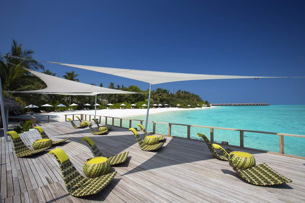 Chill Bar at Velassaru thumbnail 3